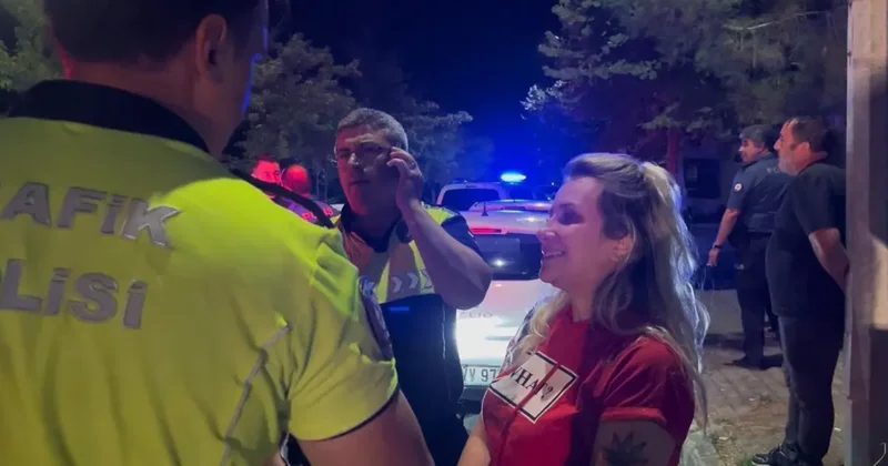 Alkollü sürücü mahalleyi birbirine kattı! Aracına çarptığı kişiyi polisin yanında tehdit etti