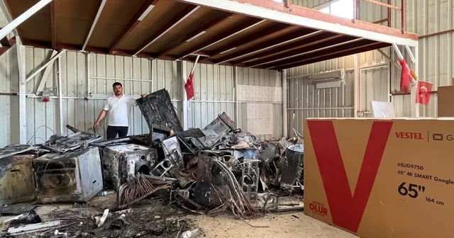 Yetkili servisin önündeki beyaz eşyalar ardı ardında patlayarak alevlere teslim oldu Korku dolu anlar kameraya yansıdı Hatay Haberleri Habertürk Yerel Haberler