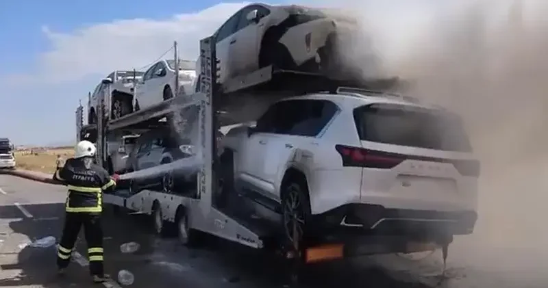 Ağrı’da otomobil yüklü TIR’da yangın