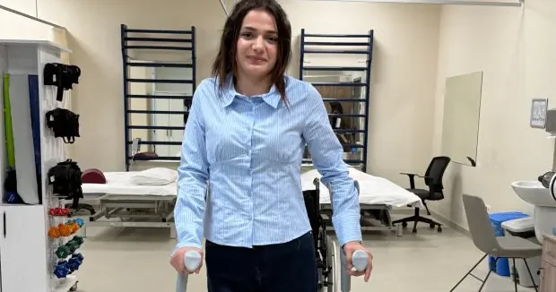 Kars haberleri Kars ta doktorların yürüyemez dediği 18 yaşındaki Ceylan, ayaklandı 05 Eylül 2026