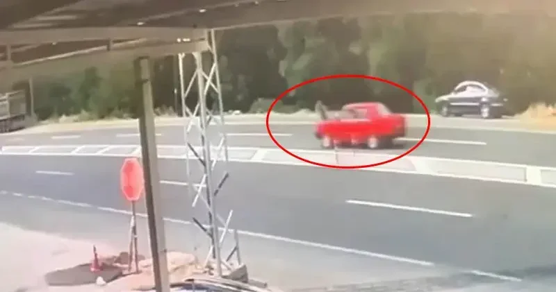 Yolun karşısına geçerken otomobilin altında kalarak öldü; o anlar kamerada