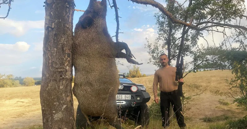 Avladığı domuzla poz verdi! Fotoğraf şaşkına çevirdi
