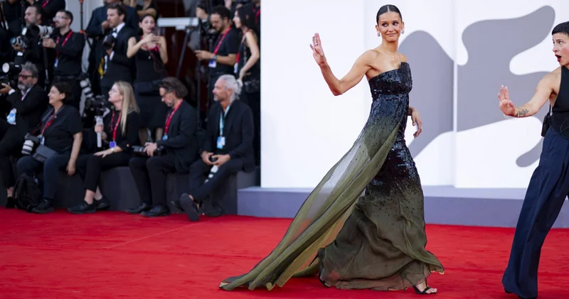 Nina Dobrev Venedik Film Festivali kırmızı halısından kovuldu