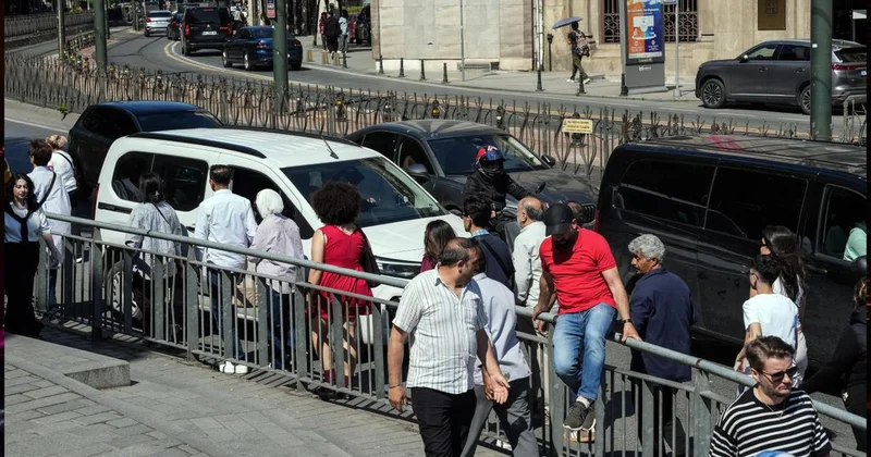 Karaköy de bariyer krizi! Yolu kısaltmak için buldukları çözüm ölüme davetiye çıkarıyor