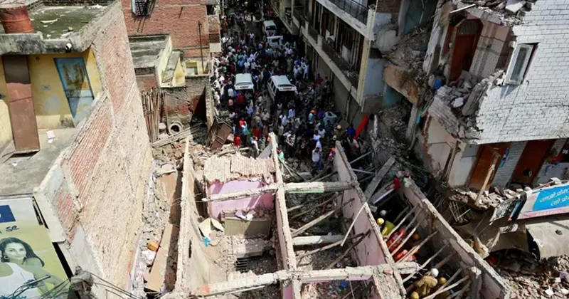 Hindistan da çok katli bina yerle bir oldu: 2 kişi hayatını kaybetti Sözcü Gazetesi
