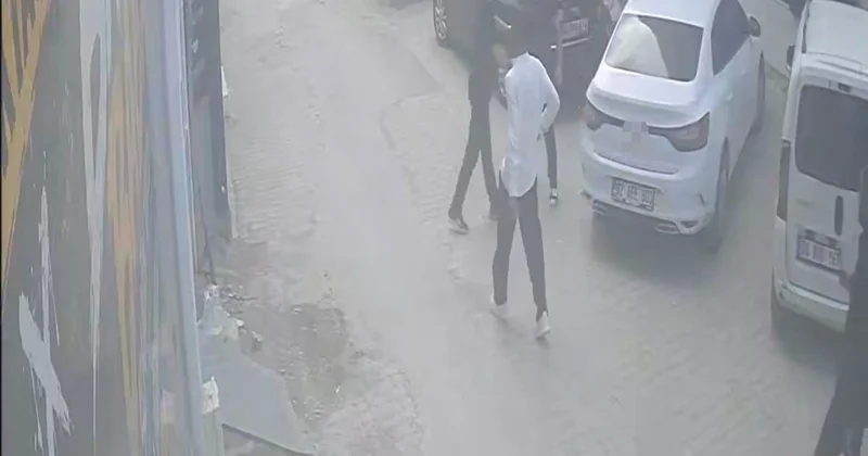 Darbedilen kadını sevgilisinin elinden kurtarmak isterken canından oluyordu