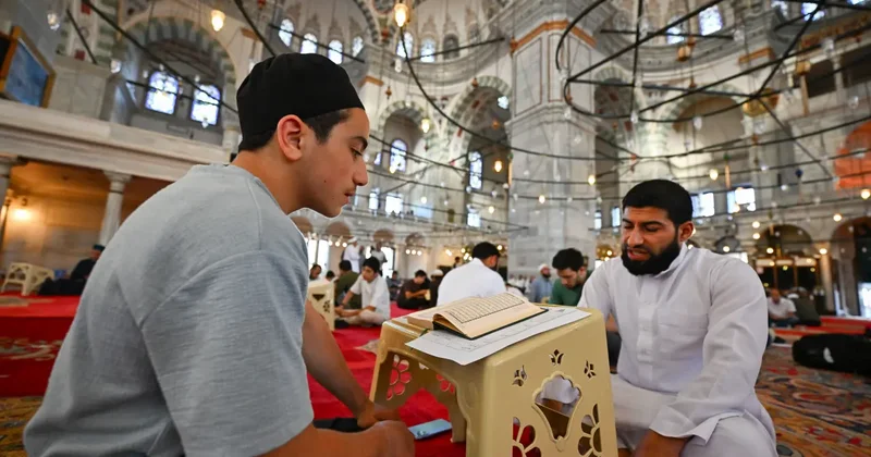 İstanbul da 300 hafız minder hatmi yarışmasına katıldı