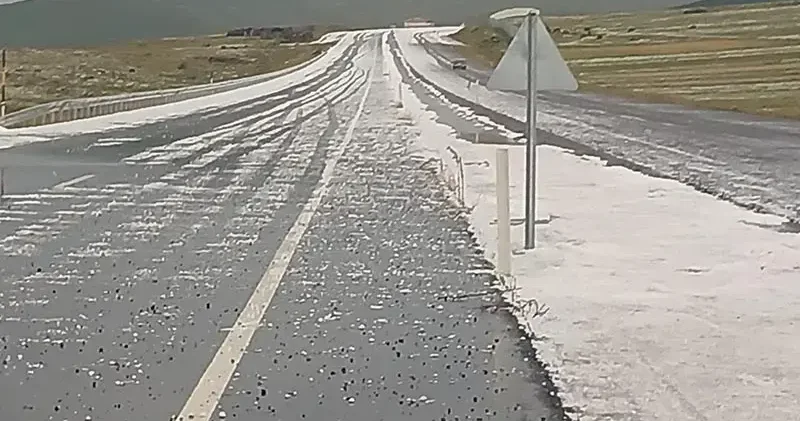 Çıldır kara yolu dolu nedeniyle beyaza büründü