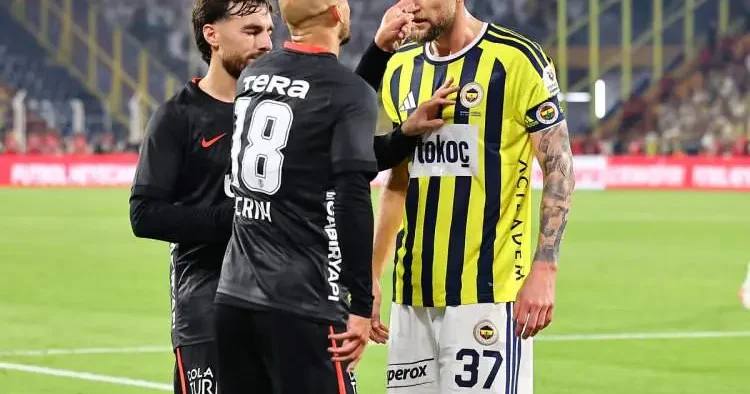 Bu anlar ekrana yansımadı! Derbinin ilgi çeken kareleri