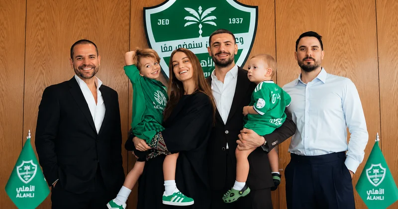 Merih Demiral’ın eşinden kafa karıştıran hamle: Tek kalemde soyadını kaldırdı