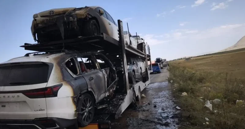 Ağrı da otomobil taşıyan tırın dorsesinde çıkan yangın söndürüldü