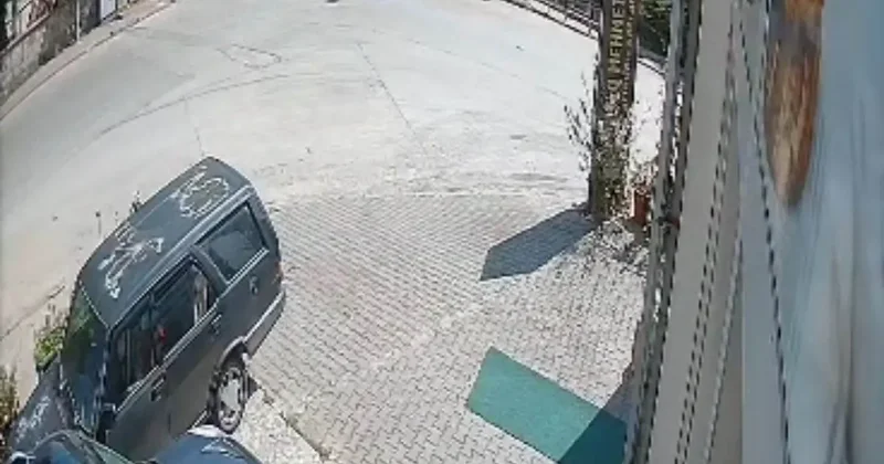 Hafif ticari araç ile motosiklet çarpıştı