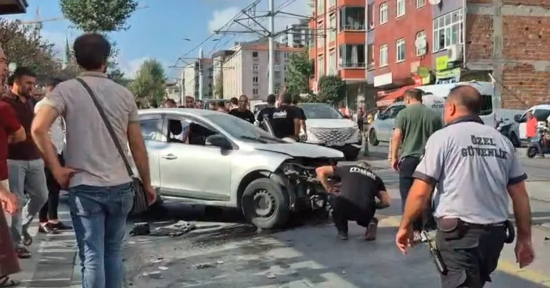 Güngören’de otomobil kaldırıma çıktı
