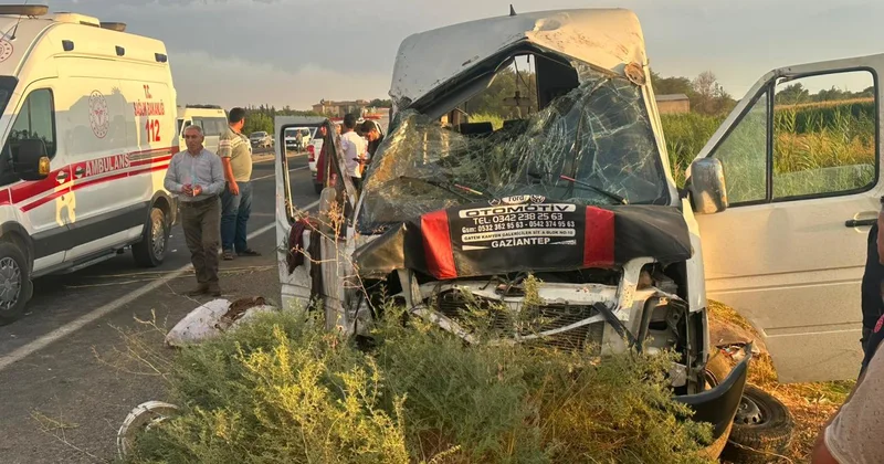 Şanlıurfa da minibüs tahliye kanalına düştü: 15 yaralı