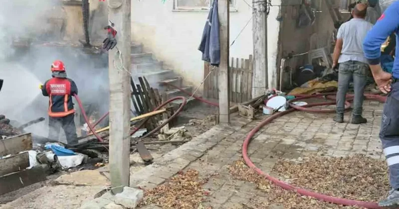 Sakarya’da iki katlı evde çıkan yangın paniğe neden oldu