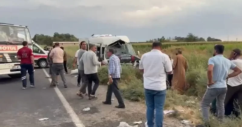 Tarım işçilerini taşıyan minibüs sulama kanalına uçtu: 19 yaralı