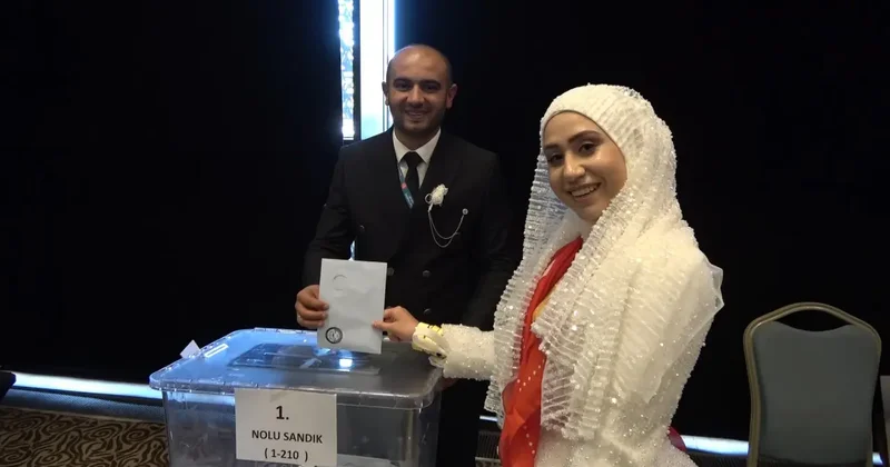 Gelin ve damat, MHP nin kongresine katıldı