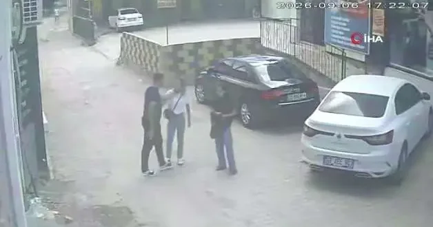 Darbedilen kadını kurtarmak isteyen gencin bıçaklı saldırıya uğradığı anlar kamerada
