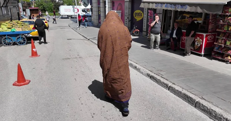 Erzurum da kadın dilenci kılığına giren tiyatrocu, zabıta ekiplerine sürpriz yaptı