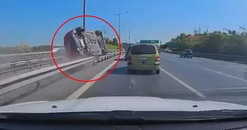 Eyüpsultan da otomobil bariyere çarparak devrildi; kaza kamerada