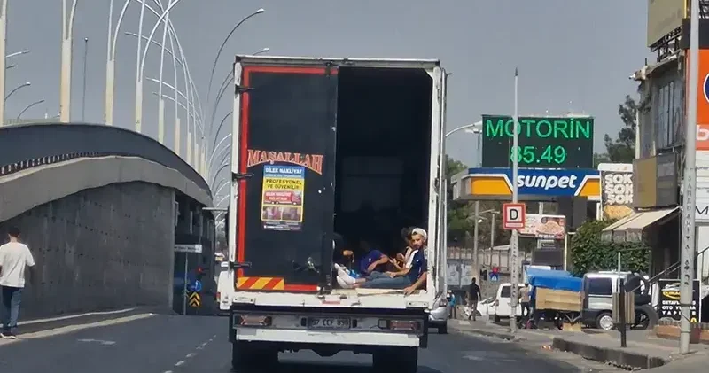 Diyarbakır da nakliye aracının kasasında tehlikeli yolculuk