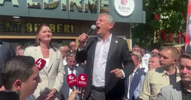 Özgür Özel den peş peşe gaflar: Eski partisi CHP dedi, ardından İYİ Parti dedi