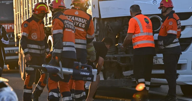 Tırın çarptığı hafif ticari araç 30 metre sürüklendi: 6 yaralı