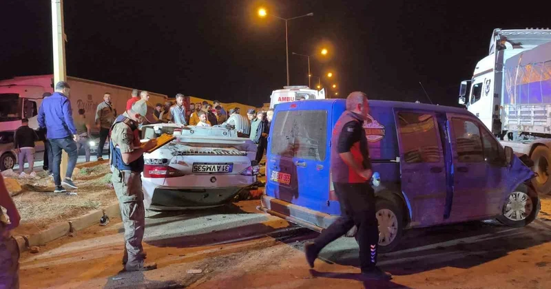 Hatay Reyhanlı da otomobil takla atıp 2 tır sürücüsüne çarptı, 6 kişi yaralandı