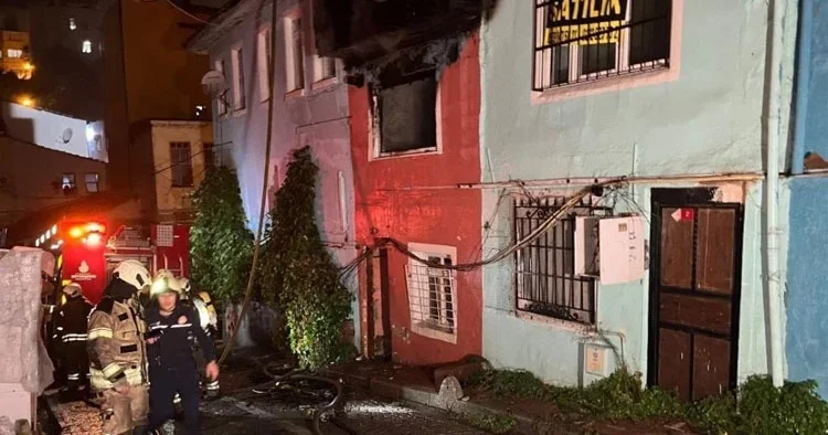 Fatih’te 2 katlı bina alev alev yandı: 1 ölü