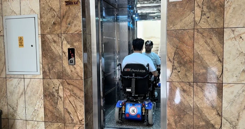 Rampa olmayınca depremde tek çıkış yolu asansör oldu: Engelli genç Kadirli de korku dolu anlar yaşadı