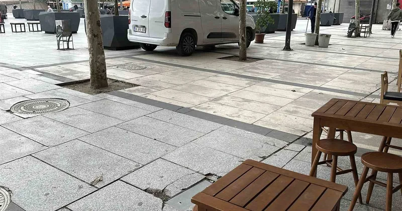 Adapazarı nda meydanda darp edilen genç kızı babası ve vatandaşlar kurtardı