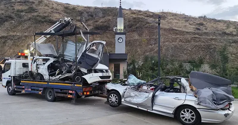 Ankara da takla atan otomobil, karşı yönden gelen otomobille çarpıştı: 2 ölü, 2 yaralı