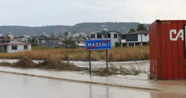Hatay haberleri Hatay da sağanak ve dolu etkili oldu! Ev ve iş yerlerini su bastı 06 Ekim 2026