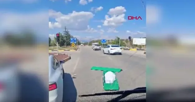 Isparta da seyir halindeki cenaze nakil aracından yola tabut düştü
