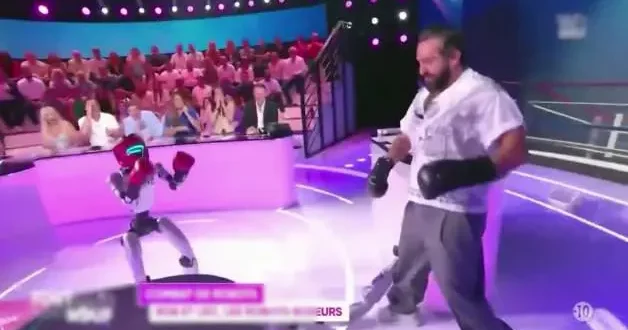 Fransız sunucu robotları yumrukla yere serdi!