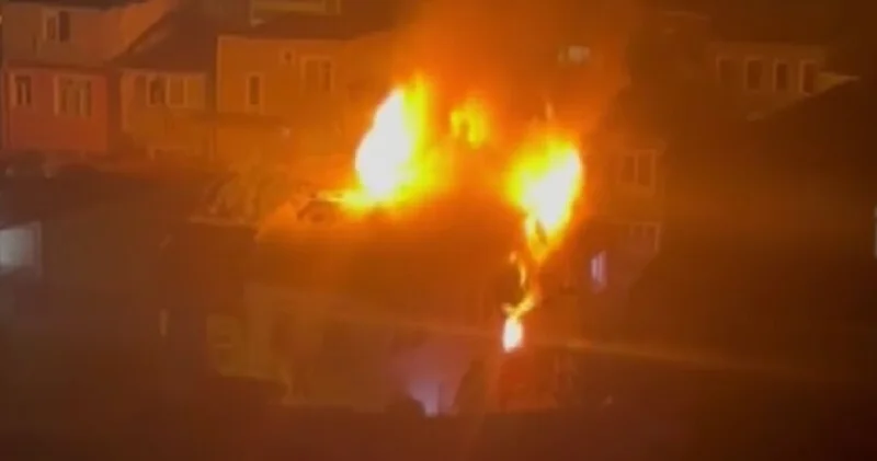 Fatih te yanan 2 katı bina küle döndü! 1 ölü Son dakika haberleri