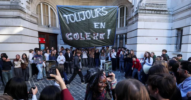 Belçika da eğitim reformlarını protesto eden öğrenciler, Brüksel de okulun girişini kapattı