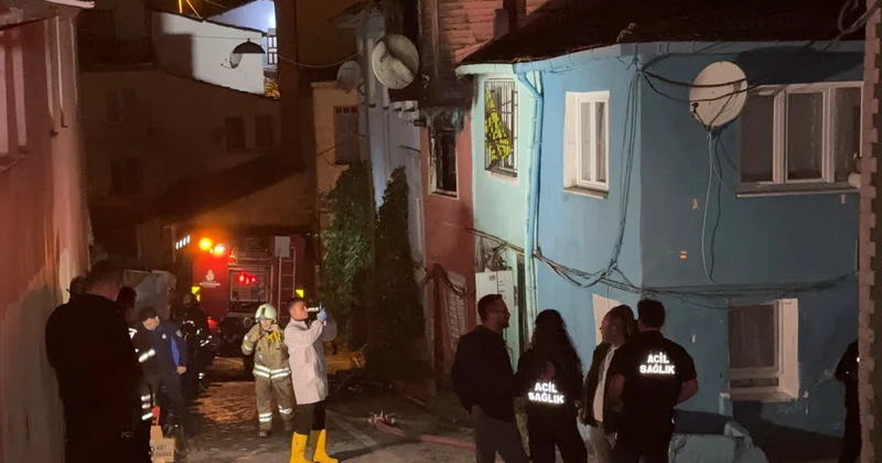 Fatih Ayvansaray da 2 katlı binanın çatısındaki yangında yalnız kalan kişi öldü