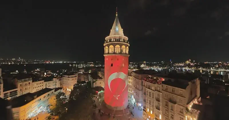 Galata Kulesi, İstanbul un kurtuluşunun 103’üncü yıl dönümü nedeniyle Türk bayrağıyla ışıklandırıldı