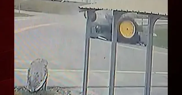 Virajı alamayan Traktör devrildi: şoför ve yolcular yola savruldu
