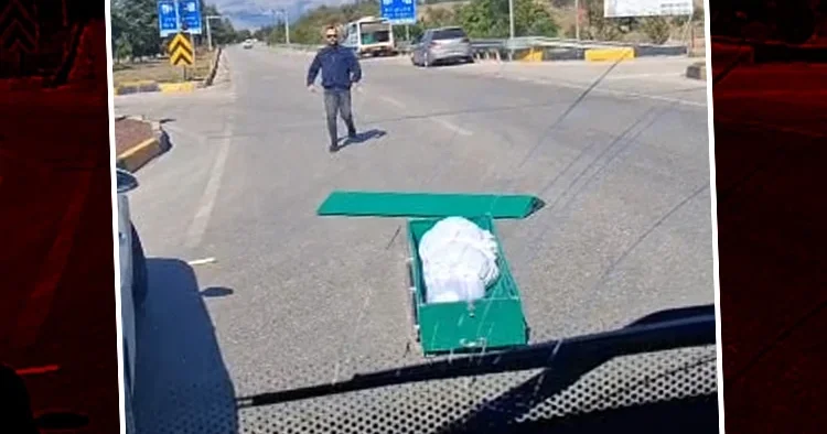 İçinde cenaze bulunan tabut yola düştü