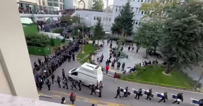 Boğaziçi Üniversitesi nde yemek zammı protestosu: Kampüs çevik kuvvetle abluka altına alındı