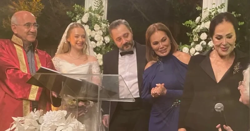Türkan Şoray yeğeni Ahmet Kaan Gezer i evlendirdi! Gözlerden uzak kardeşiyle aynı masada poz verdi