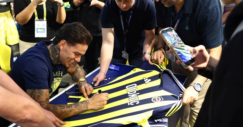 Ederson Moraes, imza gününde sarı lacivertli taraftarla buluştu