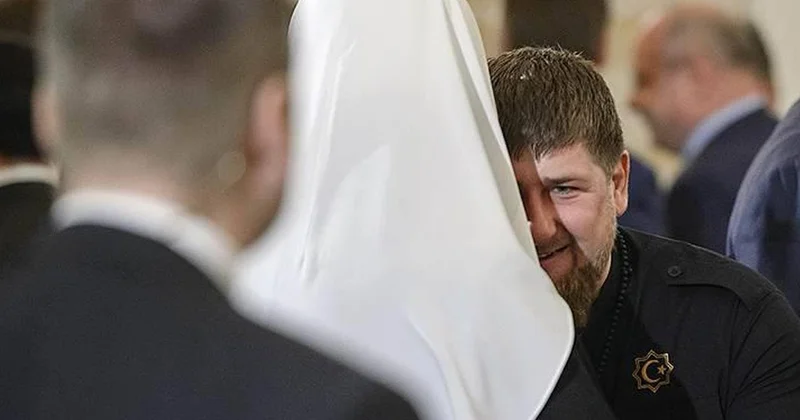 Önce bordo bere, şimdi nişan! Kadirov a ödül üstüne ödül