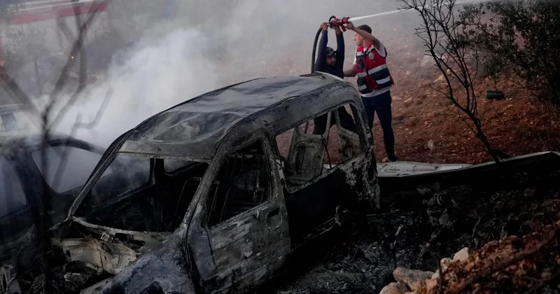 İşgalci İsrailliler Batı Şeria da Filistinlilerin ev ve araçlarını ateşe verdi