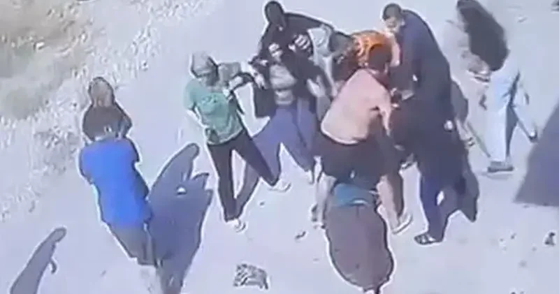 İki aile arasındaki keserli ve bıçaklı kavga kamerada