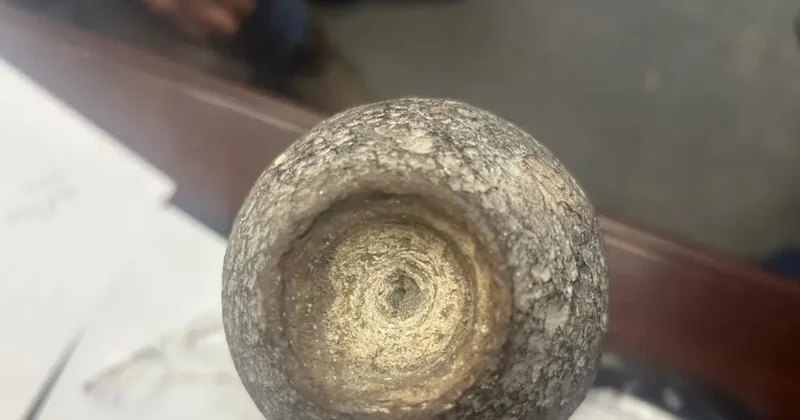 Oğlunun hediyesini yıllarca masa süsü olarak kullandı: Gerçeği öğrenince bomba imha uzmanlarını çağırdı!