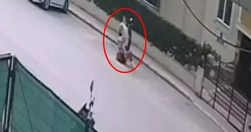 Rus kocanın boşanma aşamasındaki eşini bıçakladığı anlar kamerada