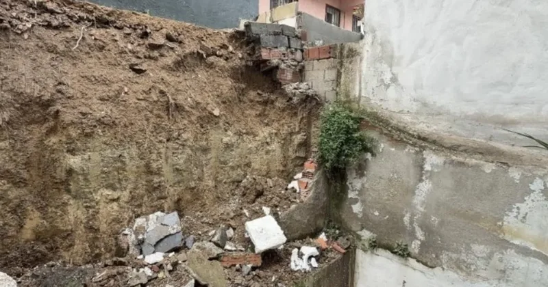 Arnavutköy de korkutan manzara! İki bina arasındaki istinat duvar çöktü! 2 bina tahliye edildi